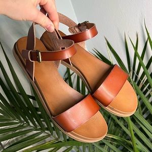 Universal Thread Sandals